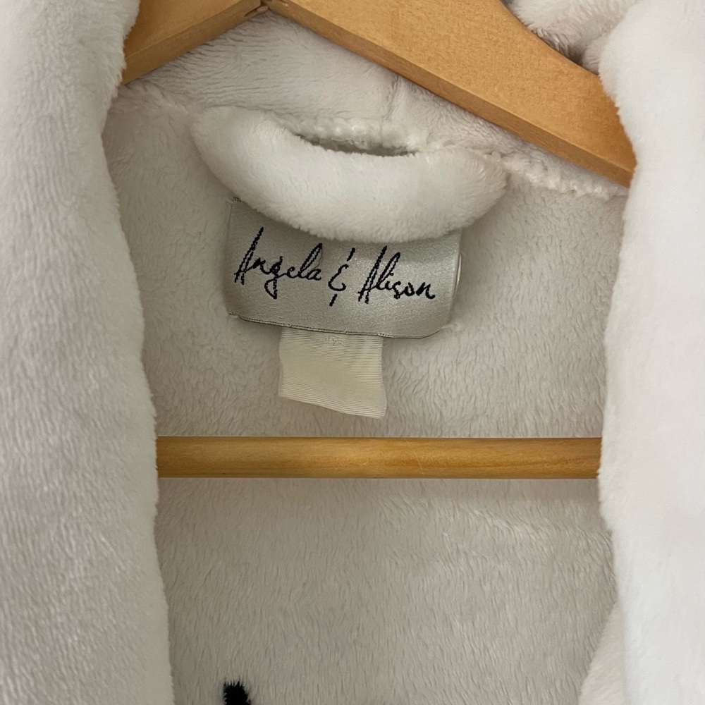 Angela & Alison prom White Plush Robe - Picture 5 of 5